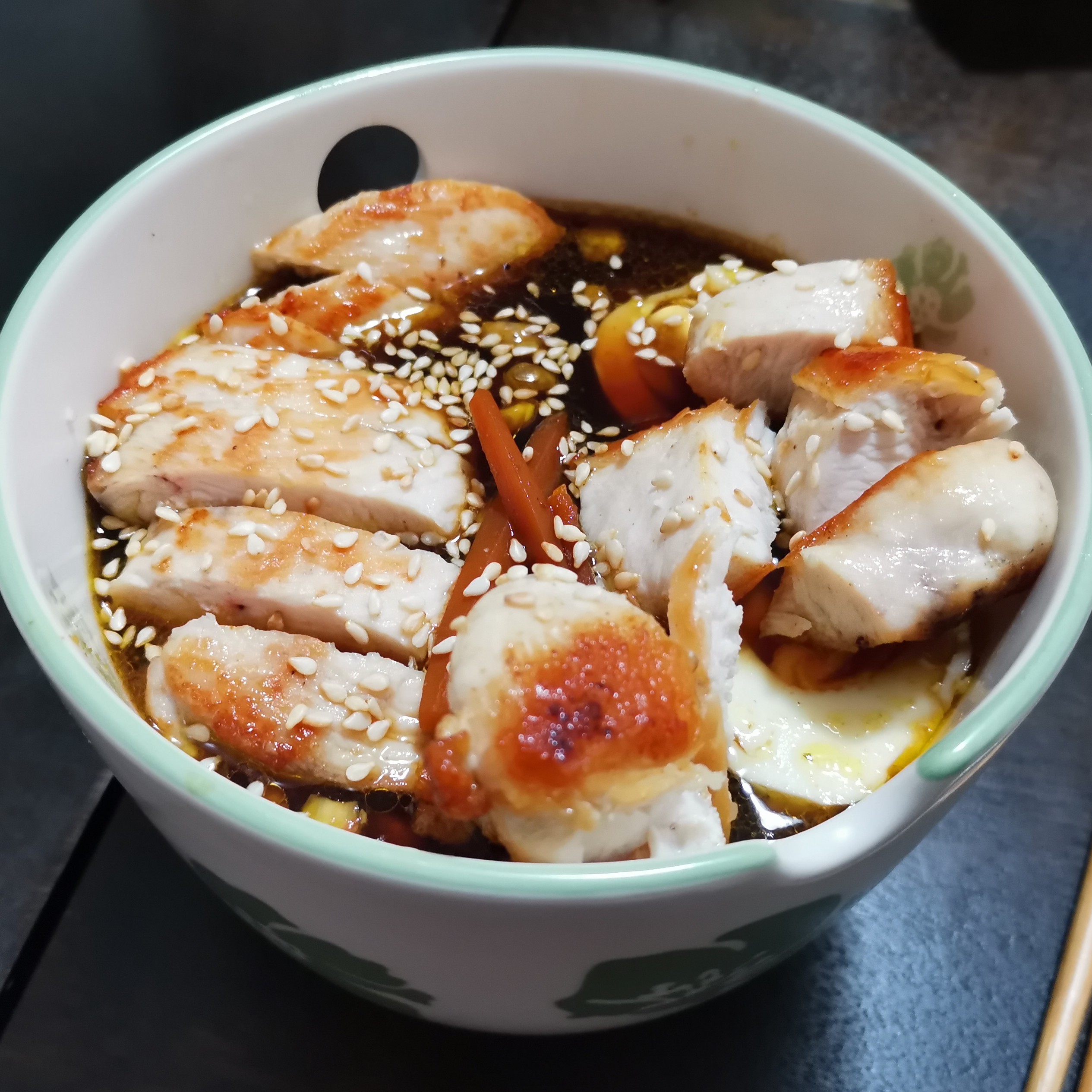 Slika piščančje ramen juhe s piščančjim filejem.