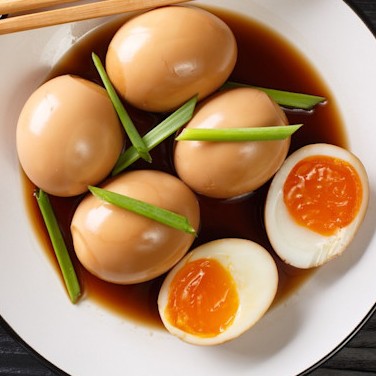 Slika začinjenega ramen jajčka s tekočo sredico.