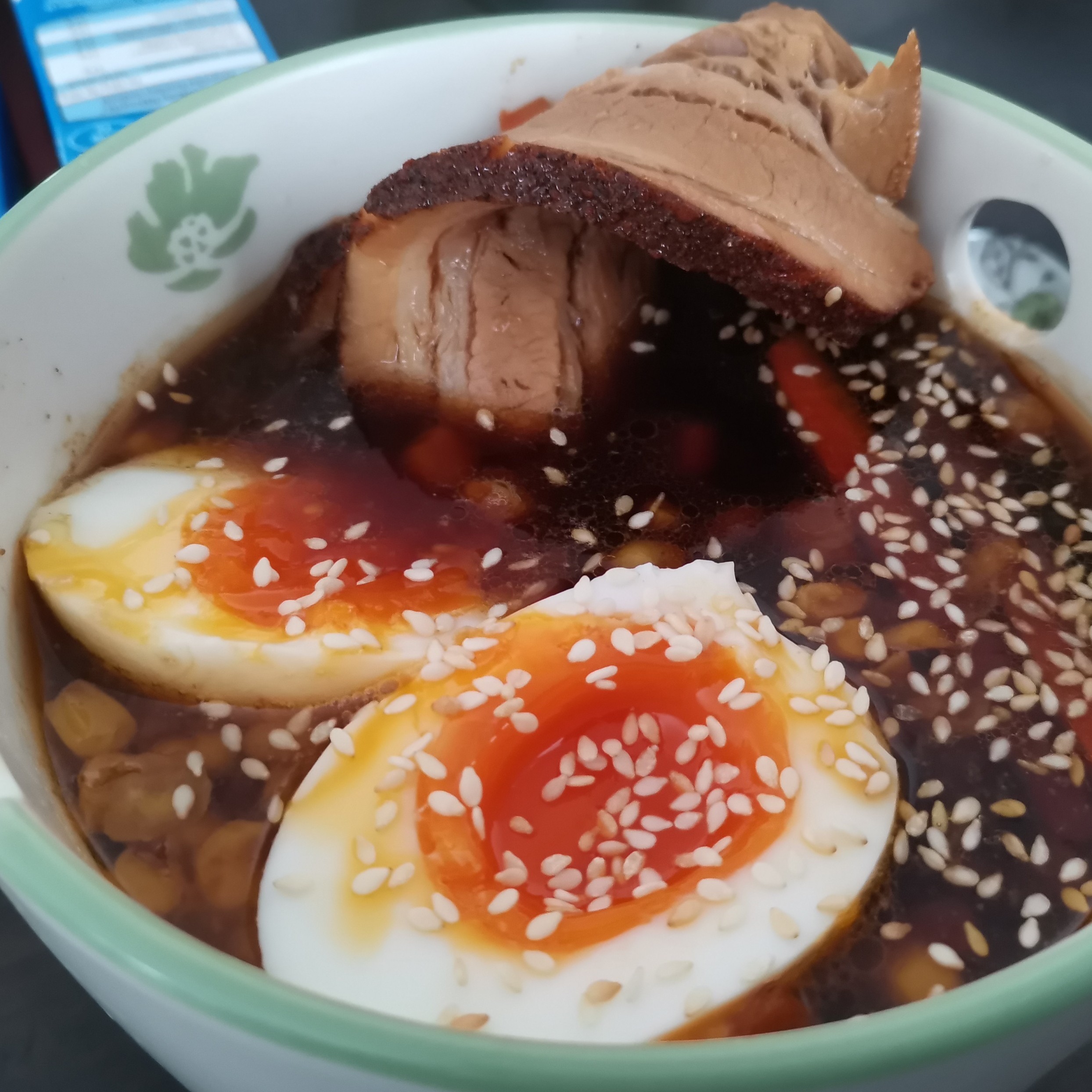 Slika ramen juhe s svinjsko potrebušino